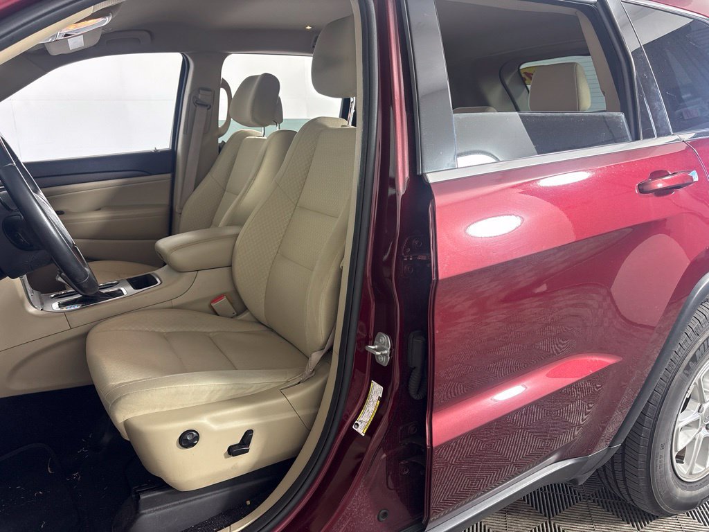Used 2018 Jeep Grand Cherokee Laredo AWD/4WD image 9