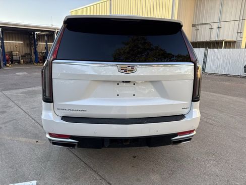 Used 2022 Cadillac Escalade Premium Luxury image 4