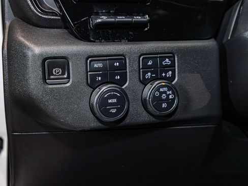 Used 2022 Chevrolet Silverado 1500 ZR2 w/ Technology Package image 18