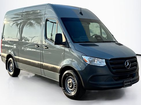 Used 2025 Mercedes-Benz Sprinter 2500 image 3