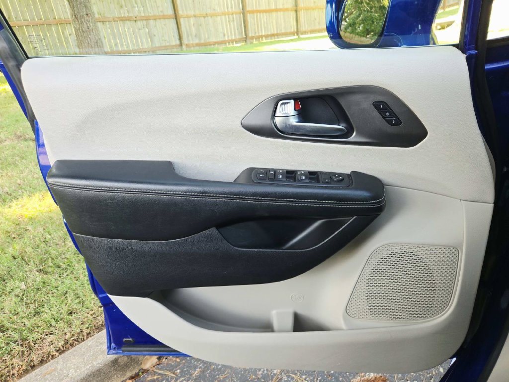 Used 2021 Chrysler Pacifica Touring-L FWD image 36