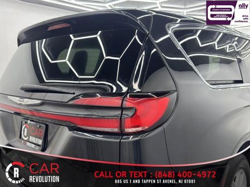 Used 2023 Chrysler Pacifica Touring-L FWD image 67