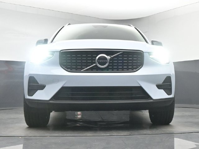 New 2026 Volvo XC40 B4 Core w/ Protection Package Premier FWD image 32