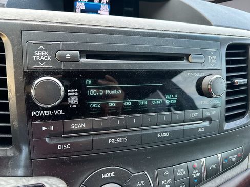 Used 2013 Toyota Sienna XLE FWD image 22