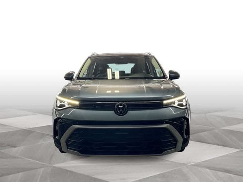 Certified 2025 Volkswagen Taos SE FWD image 3