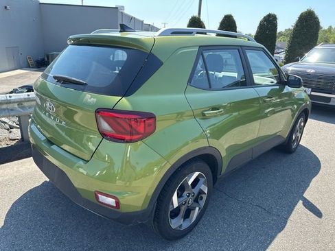 Used 2022 Hyundai Venue SEL FWD image 4