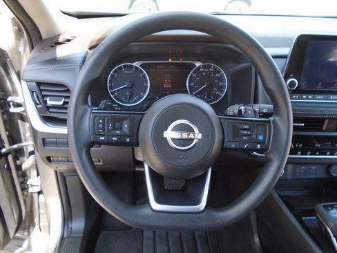 Used 2023 Nissan Rogue SV image 12