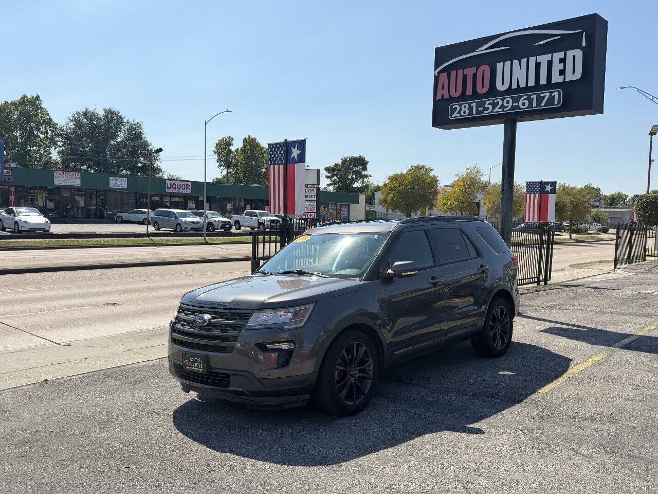 Used 2018 Ford Explorer XLT w/ Equipment Group 202A FWD image 1