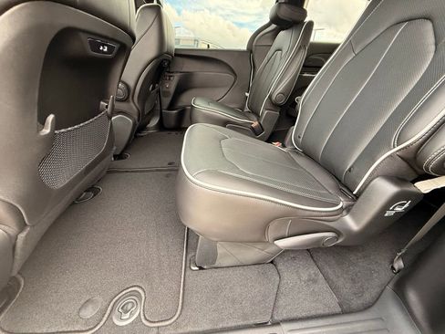 New 2026 Chrysler Pacifica Limited image 28