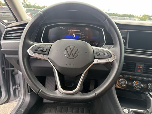 Used 2024 Volkswagen Jetta SE FWD image 12