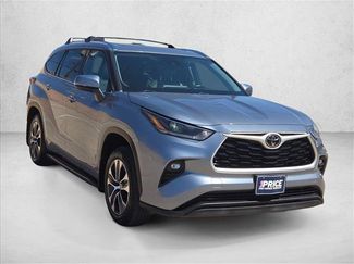 Used 2021 Toyota Highlander XLE FWD video 3