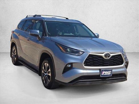 Used 2021 Toyota Highlander XLE FWD image 3