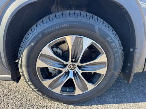 Used 2023 Toyota Highlander XLE image 12