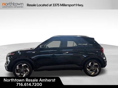 Used 2023 Hyundai Venue SEL FWD image 2