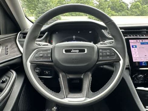 Used 2023 Jeep Grand Cherokee Limited AWD/4WD image 7