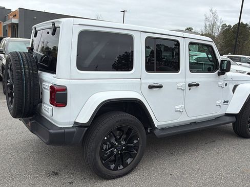 Used 2025 Jeep Wrangler Sahara image 8