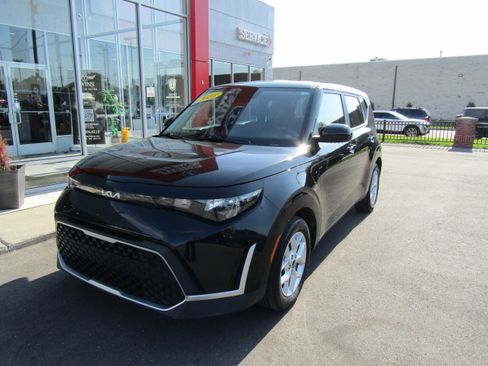 Used 2023 Kia Soul LX w/ Option Group 015 FWD image 2