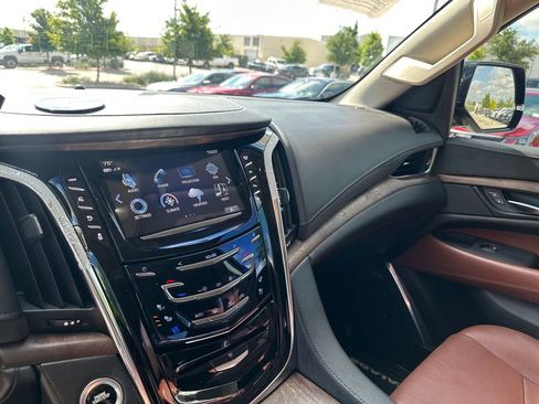 Used 2017 Cadillac Escalade Premium Luxury RWD image 22