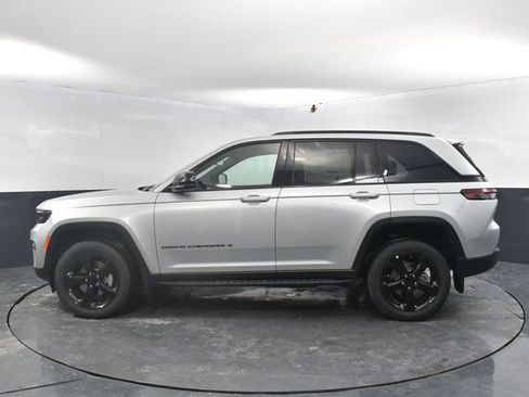 New 2025 Jeep Grand Cherokee Altitude w/ MOPAR Finishing Package AWD/4WD image 5