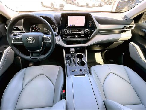 Used 2024 Toyota Highlander XLE image 16