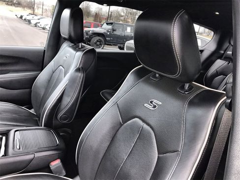 Used 2023 Chrysler Pacifica Limited w/ S Appearance Package image 11