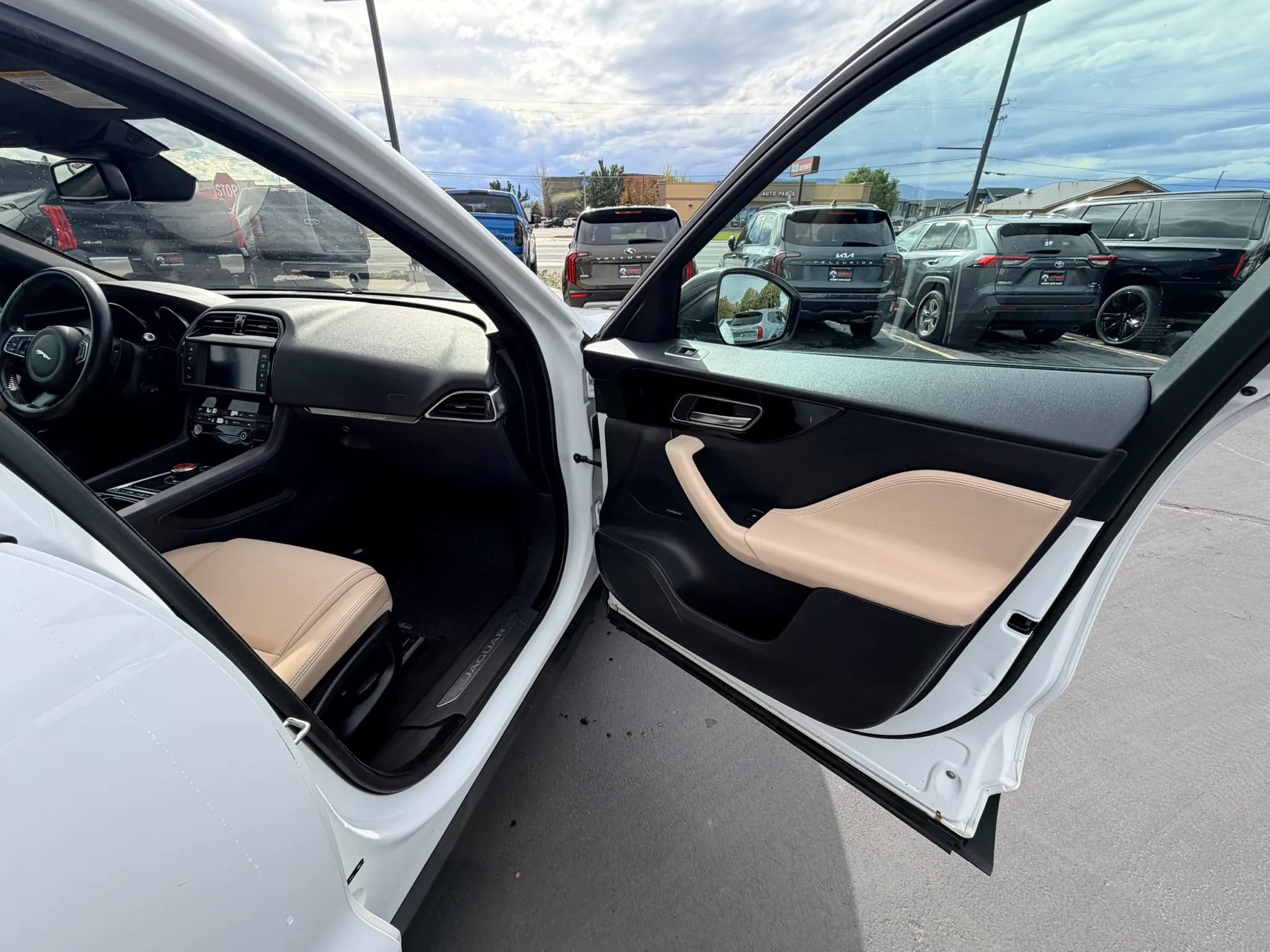 Used 2018 Jaguar F-PACE Premium AWD/4WD image 25