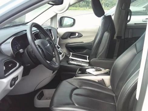 Used 2023 Chrysler Pacifica Touring-L FWD image 2