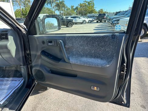 Used 2001 Isuzu Rodeo S image 11