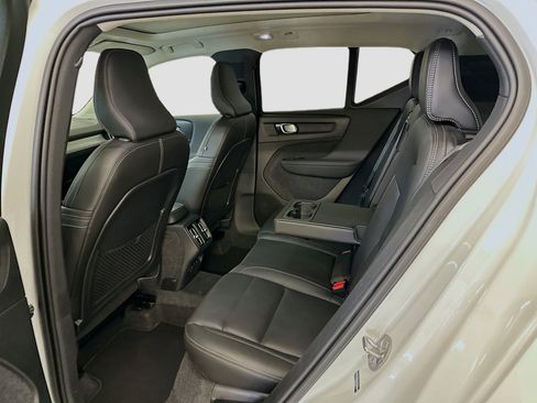 Used 2025 Volvo XC40 B5 Plus image 30