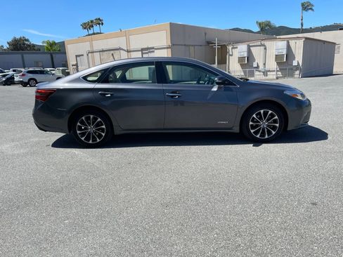 Used 2018 Toyota Avalon XLE Premium w/ Preferred Accessory Package FWD image 4