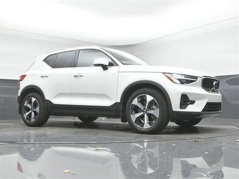 Used 2023 Volvo XC40 B4 Plus w/ Protection Package Premier image 9