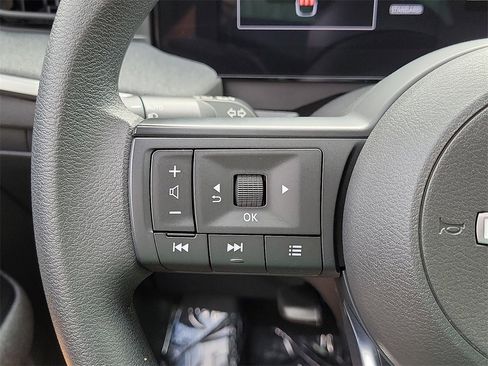 Used 2025 Nissan Kicks SV image 4