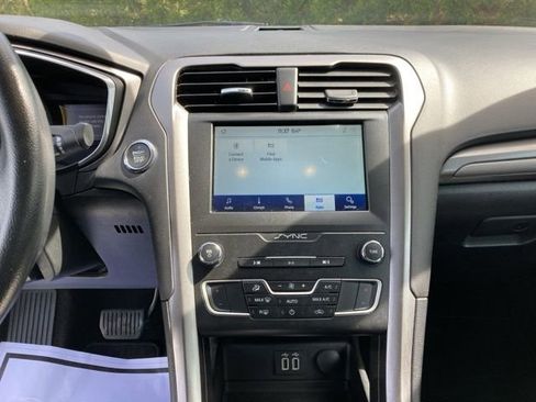 Used 2020 Ford Fusion SE FWD image 20