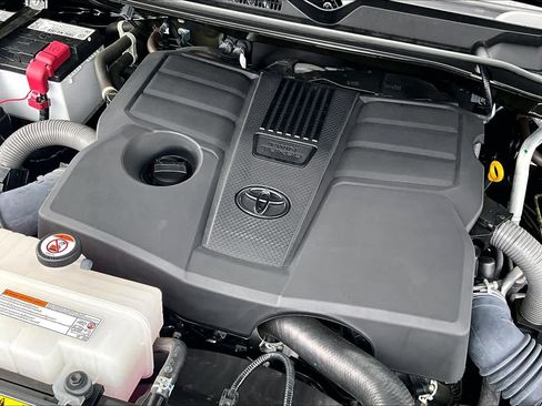 Used 2025 Toyota Tundra Limited AWD/4WD image 30