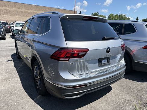 Used 2024 Volkswagen Tiguan SE w/ Panoramic Sunroof Package AWD/4WD image 5
