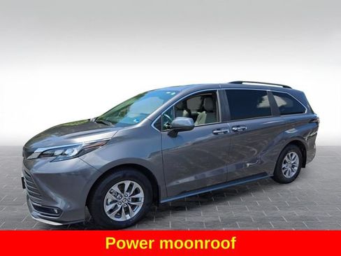 Used 2025 Toyota Sienna XLE FWD image 4