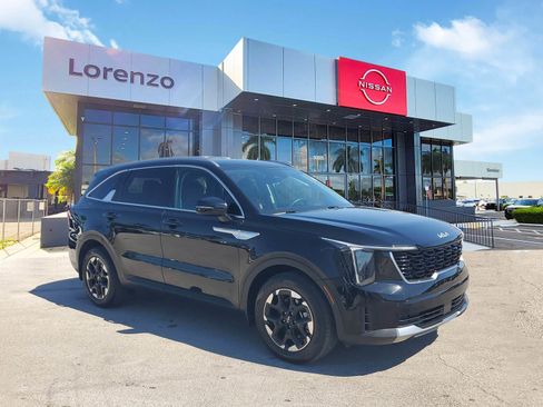 Used 2025 Kia Sorento S image 3