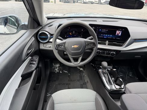 Used 2025 Chevrolet Trax LT FWD image 15