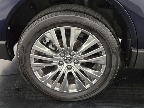 Used 2021 Toyota Venza Limited image 10