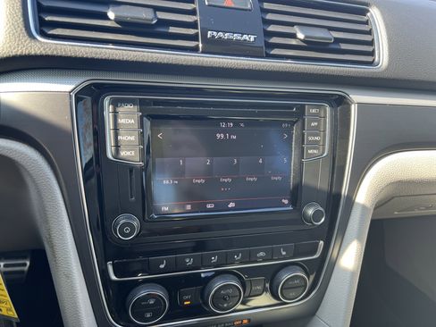 Used 2018 Volkswagen Passat 2.0T R-Line image 22