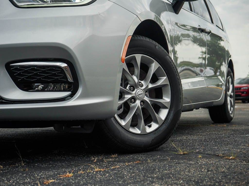 New 2026 Chrysler Pacifica Select AWD/4WD image 6