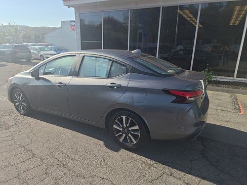 Used 2021 Nissan Versa SV FWD image 4