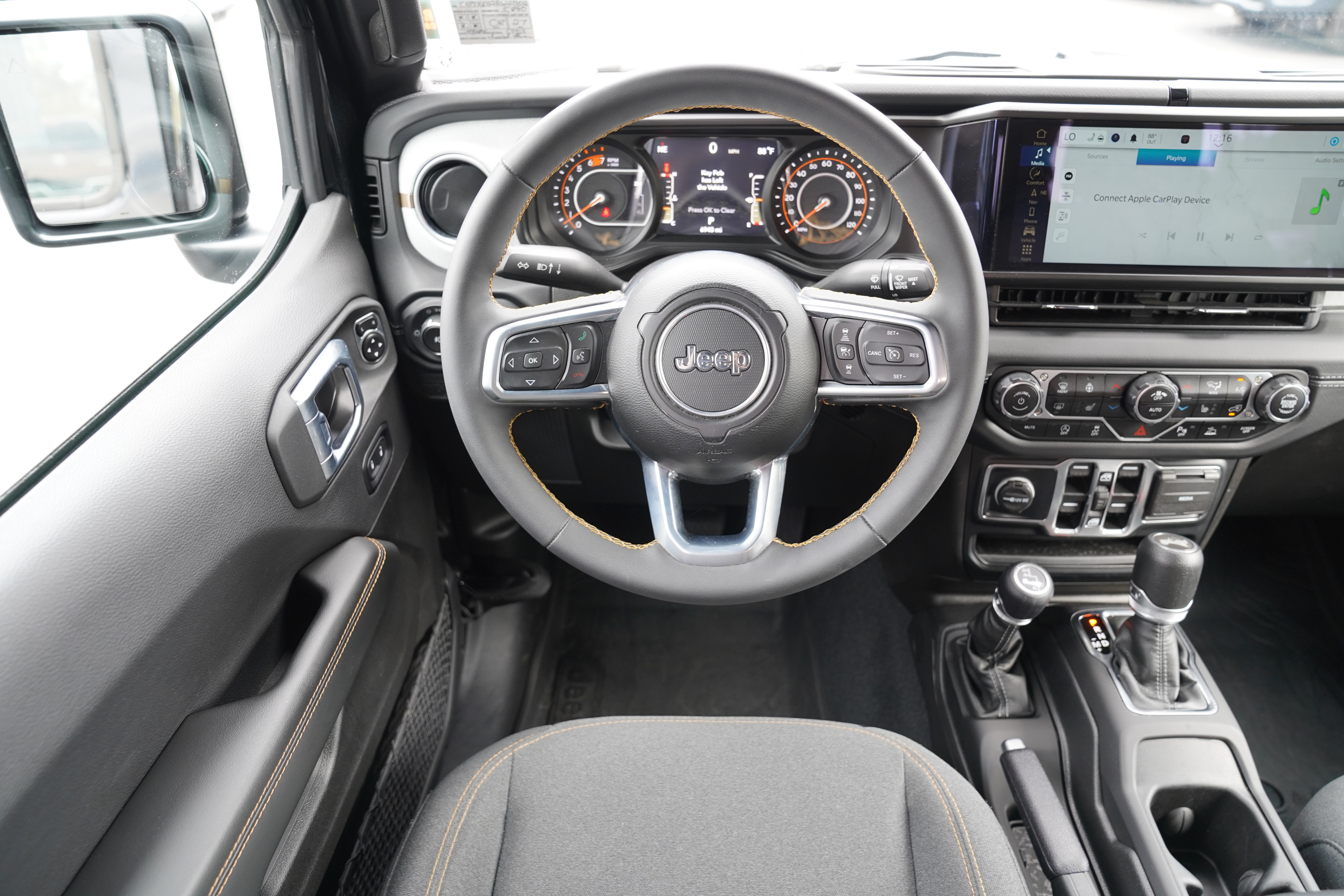 Used 2024 Jeep Wrangler Unlimited Sahara w/ Technology Group AWD/4WD image 11