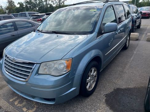 Used 2009 Chrysler Town & Country Touring w/ Family Value Group FWD image 3
