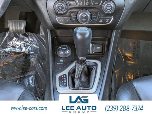 Used 2017 Jeep Cherokee Limited AWD/4WD image 17
