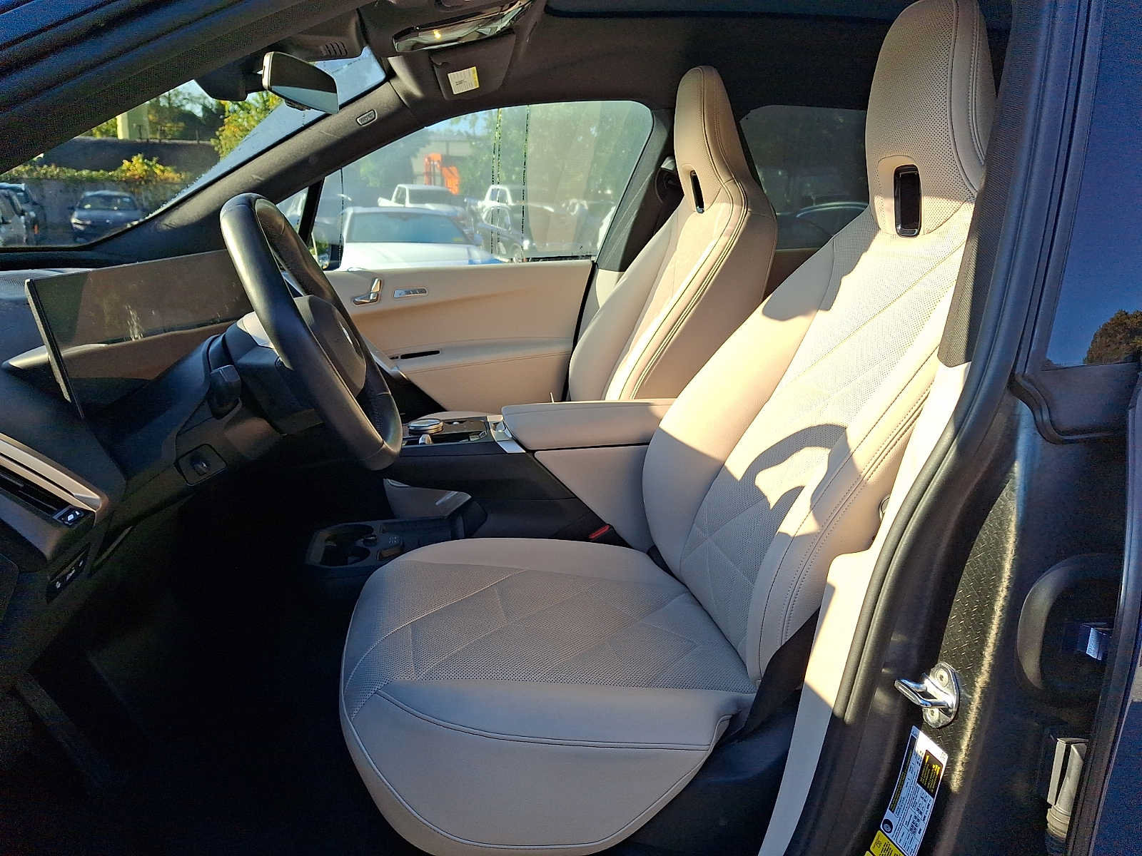 Used 2024 BMW iX xDrive50 w/ Premium Package AWD/4WD image 10