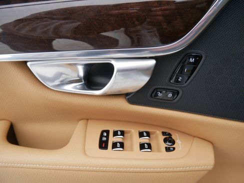 Used 2018 Volvo S90 T6 Momentum w/ Convenience Package image 16