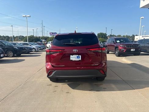 Used 2020 Toyota Highlander XLE AWD/4WD image 5
