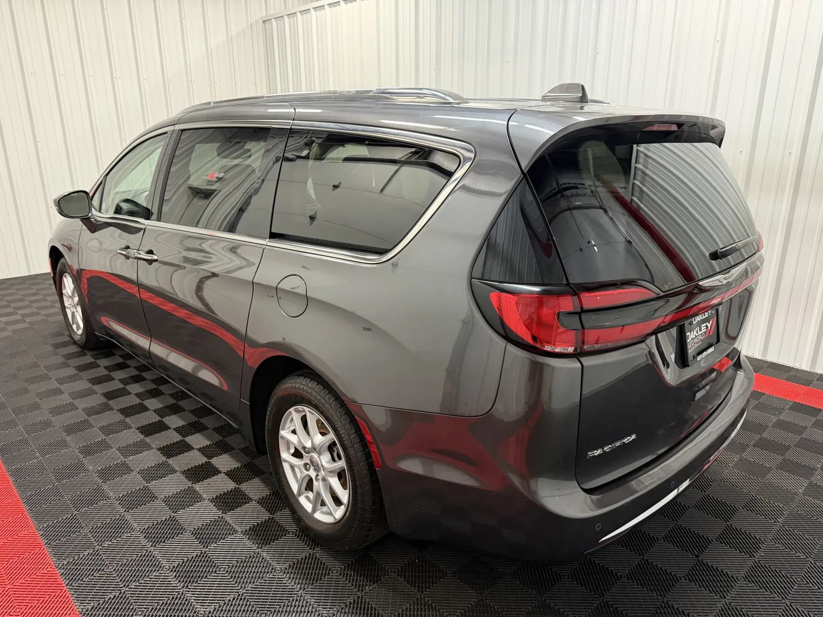 Used 2021 Chrysler Pacifica Touring-L FWD image 2