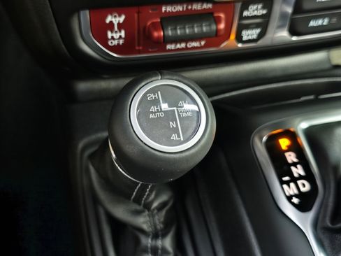 Used 2025 Jeep Wrangler Unlimited Rubicon AWD/4WD image 30